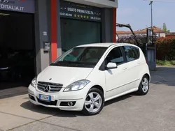 Bianco / pastello Usata 2011 Mercedes A180 Avantgarde Tre volumi | 4900 € (Buon prezzo)