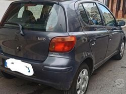 Grigio Usata 2005 Toyota Yaris Tre volumi | 2400 € (Buon prezzo)