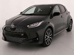 Storm grey & black Nuova 2025 Toyota Yaris Hybrid Sport Tre volumi | 28.500 € (Molto cara)