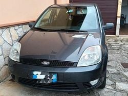 Grigio Usata 2004 Ford Fiesta Due volumi | 800 € (Ottimo prezzo)