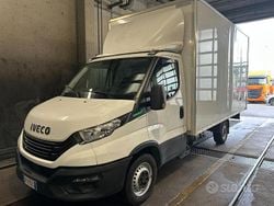 Bianco pastello Usata 2022 Iveco Daily Tre volumi | 24.000 € (Buon prezzo)