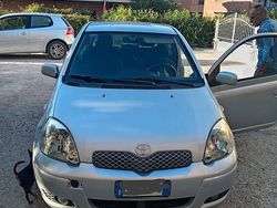 Grigio Usata 2004 Toyota Yaris Due volumi | 1600 € (Buon prezzo)