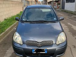 Grigio Usata 2004 Toyota Yaris Due volumi | 1300 € (Buon prezzo)