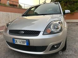 Grigio Usata 2007 Ford Fiesta Tre volumi | 2990 € (Buon prezzo)