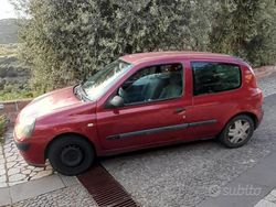 Rosso Usata 2003 Renault Clio II Due volumi | 500 €