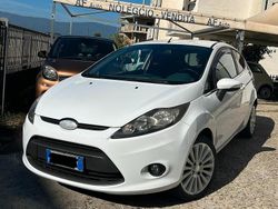 Bianco Usata 2010 Ford Fiesta Titanium Tre volumi | 3500 € (Buon prezzo)