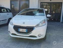 Bianco Usata 2015 Peugeot 208 Due volumi | 6900 € (Buon prezzo)