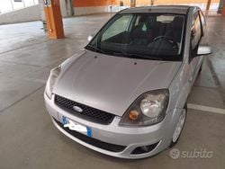 Usata 2008 Ford Fiesta Tre volumi | 1950 € (Buon prezzo)