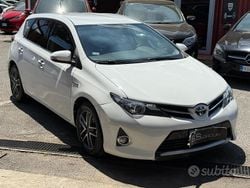 Bianco Usata 2015 Toyota Auris Hybrid Lounge Tre volumi | 9999 € (Buon prezzo)
