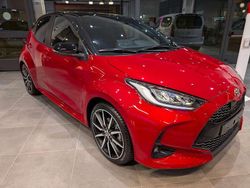 Rosso Nuova 2025 Toyota Yaris Hybrid Sport Tre volumi | 28.600 € (Molto cara)