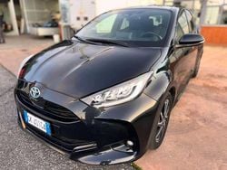 Grigio Usata 2022 Toyota Yaris Hybrid Lounge Tre volumi | 18.900 € (Buon prezzo)