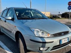 Grigio Usata 2003 Ford Focus Tre volumi | 1300 € (Buon prezzo)