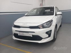 Bianco Usata 2022 Kia Rio Urban Tre volumi | 13.500 € (Buon prezzo)