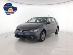 Smoky grey metallizzato Usata 2023 VW Polo Life Tre volumi | 17.550 € (Ottimo prezzo)