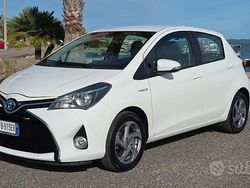 Bianco Usata 2015 Toyota Yaris Hybrid Style Tre volumi | 10.000 € (Buon prezzo)