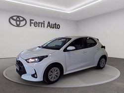Super white Usata 2023 Toyota Yaris Hybrid Active Tre volumi | 16.900 € (Buon prezzo)