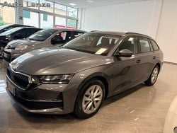 Grigio(met.) Usata 2024 Skoda Octavia Executive Station wagon | 25.900 € (Buon prezzo)