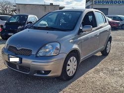 Grigio Usata 2004 Toyota Yaris Sol Tre volumi | 3990 € (Molto cara)