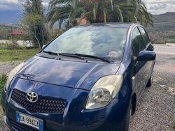 Usata 2005 Toyota Yaris Tre volumi | 3000 € (Cara)