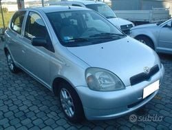 Grigio Usata 2000 Toyota Yaris Sol Tre volumi | 1799 € (Buon prezzo)