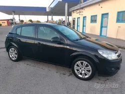 Nero Usata 2010 Opel Astra Enjoy Tre volumi | 1950 € (Buon prezzo)