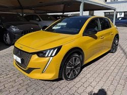 Giallo / perlato Usata 2021 Peugeot e-208 GT-line Due volumi | 16.900 € (Buon prezzo)