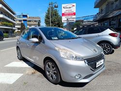 Argento Usata 2014 Peugeot 208 Allure Due volumi | 7900 € (Buon prezzo)
