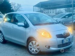 Grigio Usata 2007 Toyota Yaris Tre volumi | 3000 € (Buon prezzo)