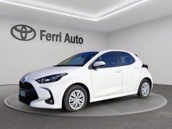 Super white Usata 2023 Toyota Yaris Hybrid Active Tre volumi | 16.900 € (Ottimo prezzo)