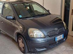 Grigio Usata 2005 Toyota Yaris Due volumi | 2500 € (Buon prezzo)