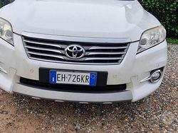 Bianco Usata 2011 Toyota RAV4 Executive SUV | 10.500 € (Cara)