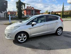 Grigio Usata 2008 Ford Fiesta Ghia Due volumi | 2490 € (Buon prezzo)
