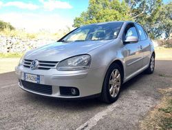 Argento Usata 2004 VW Golf V Comfortline Tre volumi | 3500 € (Buon prezzo)