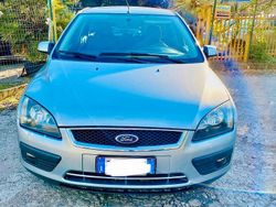 Grigio Usata 2004 Ford Focus Zetec Tre volumi | 2200 €