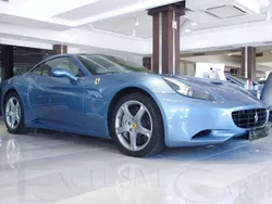 Azzurro california Usata 2010 Ferrari California Cabrio | 119.000 € (Ottimo prezzo)