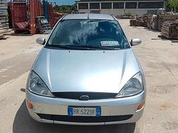 Grigio Usata 2001 Ford Focus Tre volumi | 1200 € (Buon prezzo)