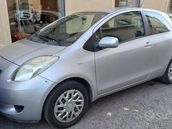Grigio Usata 2007 Toyota Yaris Due volumi | 2800 € (Buon prezzo)