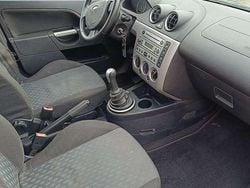 Blu/azzurro Usata 2005 Ford Fiesta Ghia Tre volumi | 1700 € (Buon prezzo)