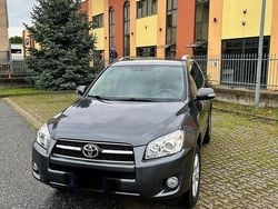 Grigio Usata 2009 Toyota RAV4 Tre volumi | 8000 € (Buon prezzo)