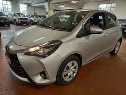 Grigio Usata 2019 Toyota Yaris Hybrid Active Tre volumi | 14.900 € (Buon prezzo)