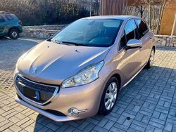 Grigio Usata 2012 Peugeot 208 Allure Due volumi | 5700 € (Buon prezzo)