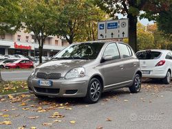 Beige Usata 2004 Toyota Yaris Sol Tre volumi | 2300 € (Buon prezzo)