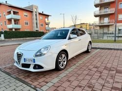 Bianco Usata 2011 Alfa Romeo Giulietta Distinctive Tre volumi | 5300 € (Buon prezzo)