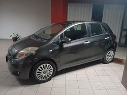 Grigio Usata 2010 Toyota Yaris Due volumi | 5600 € (Molto cara)