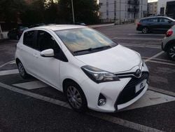 Bianco Usata 2015 Toyota Yaris Lounge Tre volumi | 7300 € (Buon prezzo)