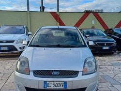 Argento Usata 2007 Ford Fiesta Ghia Tre volumi | 2500 € (Buon prezzo)
