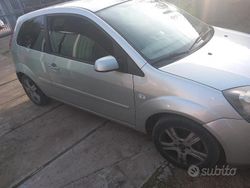 Grigio Usata 2008 Ford Fiesta Due volumi | 2000 €