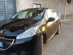 Usata 2014 Peugeot 208 Business-Line Due volumi | 6500 € (Buon prezzo)
