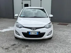 Bianco Usata 2013 Hyundai i20 Comfort Tre volumi | 3000 € (Buon prezzo)