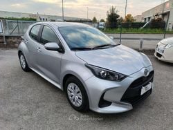 Argento Usata 2025 Toyota Yaris Hybrid Business Edition Tre volumi | 19.900 € (Buon prezzo)